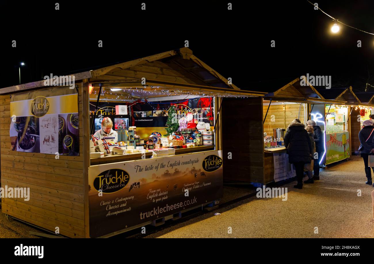 Bancarelle al Glow 2021, l'evento annuale di illuminazione natalizia presso il RHS Garden, Wisley, Woking, Surrey, compreso uno che vende formaggi Foto Stock