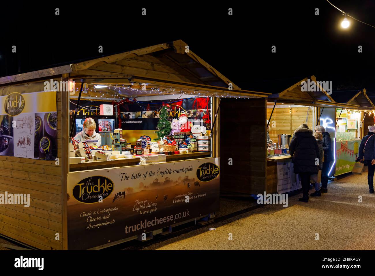 Bancarelle al Glow 2021, l'evento annuale di illuminazione natalizia presso il RHS Garden, Wisley, Woking, Surrey, compreso uno che vende formaggi Foto Stock