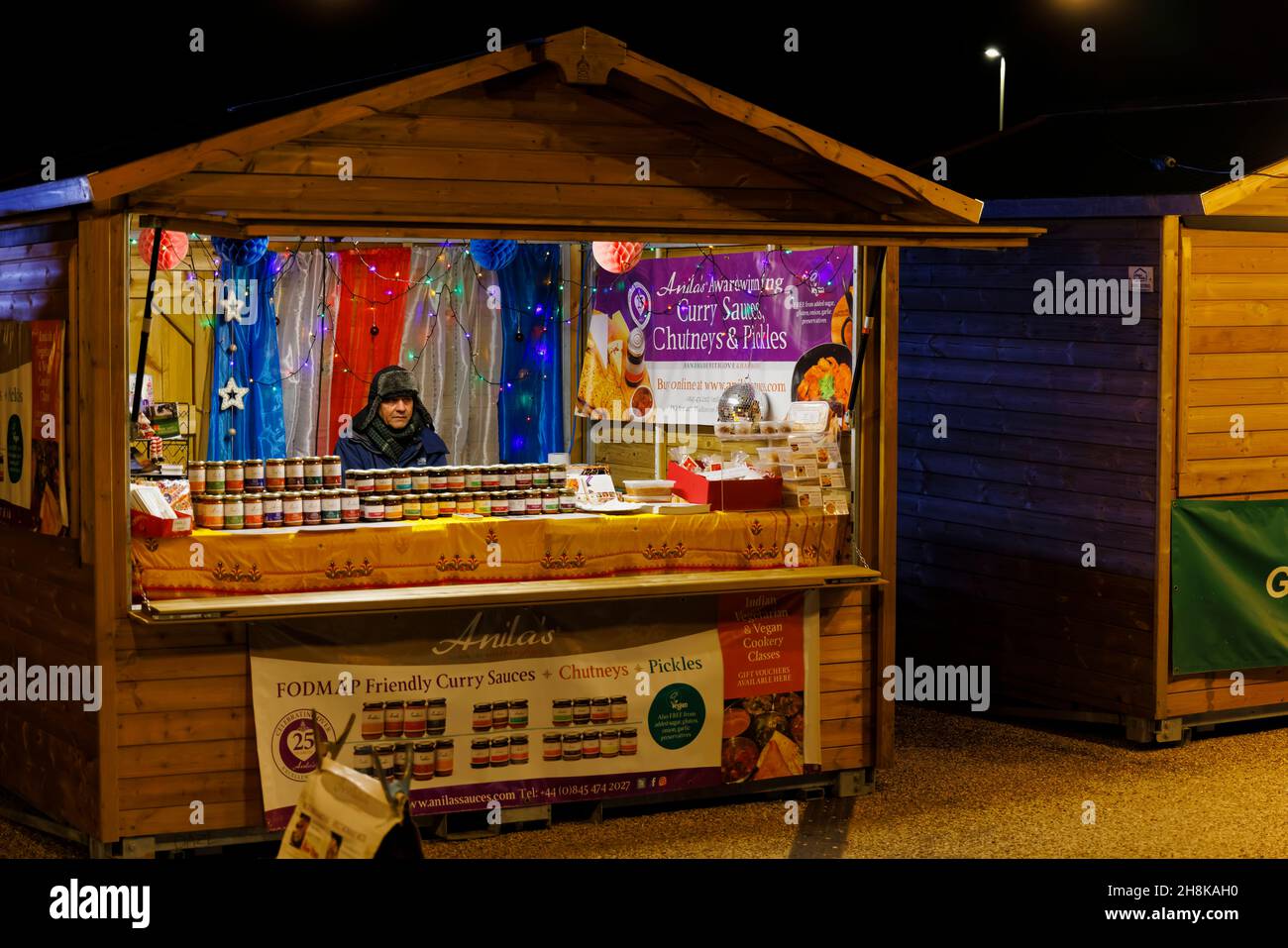 Stalla vendita di vasi di salse al curry, chutney e sottaceti a Glow 2021, l'evento annuale di illuminazione natalizia al RHS Garden, Wisley, Woking, Surrey Foto Stock