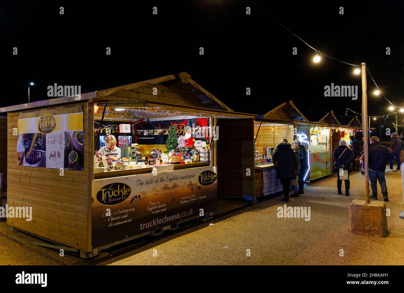 Bancarelle al Glow 2021, l'evento annuale di illuminazione natalizia presso il RHS Garden, Wisley, Woking, Surrey, compreso uno che vende formaggi Foto Stock