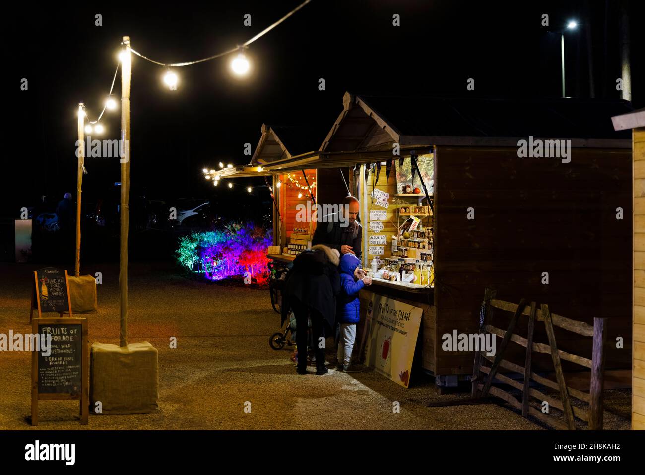 Stand al Glow 2021, l'evento annuale di illuminazione al RHS Garden, Wisley, Woking, Surrey, uno che vende prodotti a base di frutta, chutney, marmellate e marmellate Foto Stock