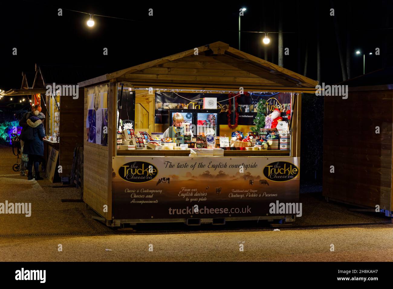 Bancarelle al Glow 2021, l'evento annuale di illuminazione natalizia presso il RHS Garden, Wisley, Woking, Surrey, compreso uno che vende formaggi Foto Stock