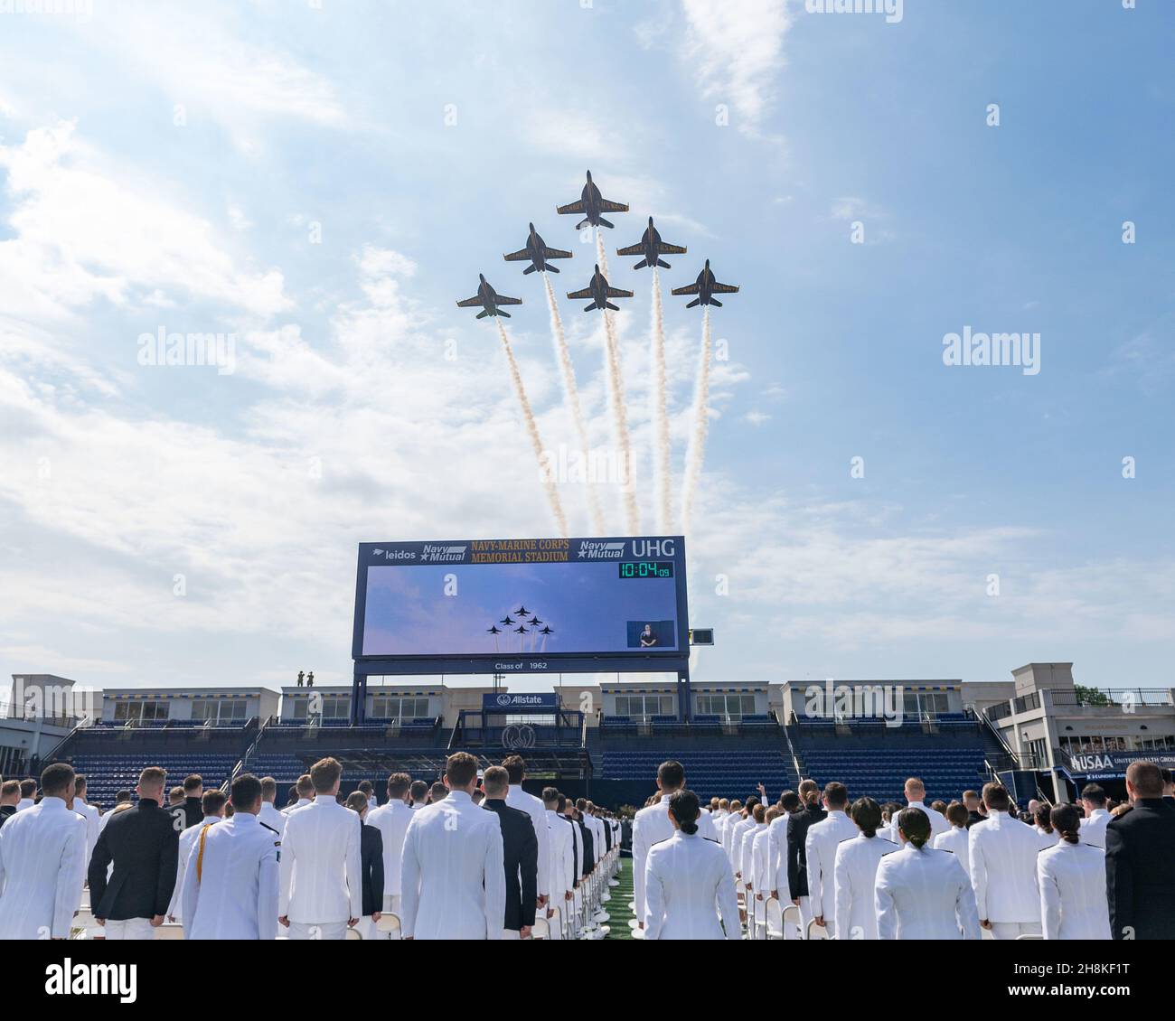 ANNAPOLIS, Md. (28 maggio 2021) lo Squadrone della dimostrazione di volo della Marina degli Stati Uniti, gli Angeli blu, vola in formazione sopra la Classe di Classe di 2021 dell'Accademia Navale degli Stati Uniti cerimonia di laurea e di commissioning allo Stadio commemorativo del corpo della Marina-Marina. La classe 2021 della U.S. Naval Academy si è laureata 1,084 in una cerimonia in cui il Vice Presidente Kamala Harris ha espresso commenti come relatore ospite. (STATI UNITI Foto Navy di Stacy Godfrey/Released) Foto Stock
