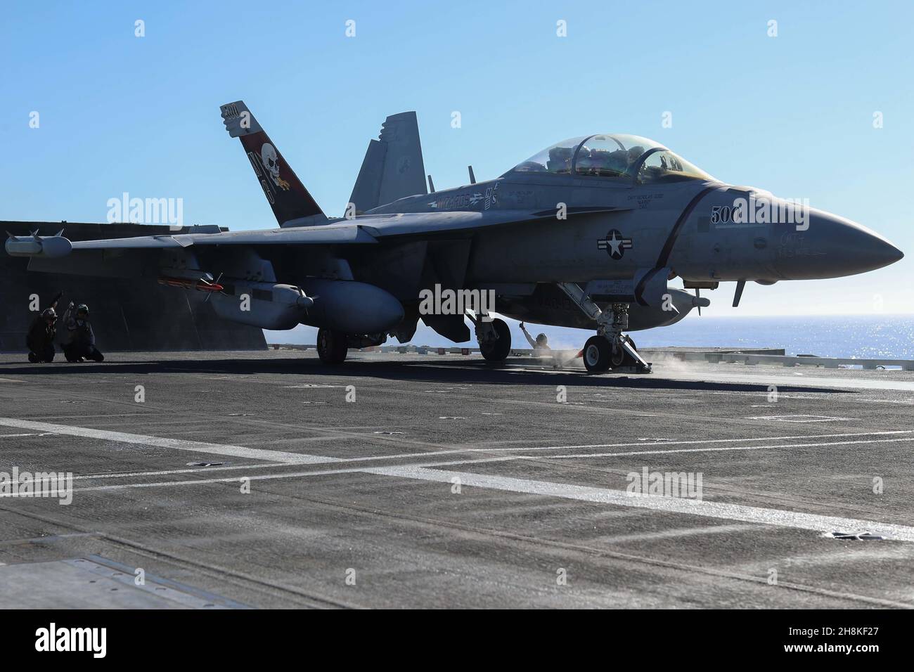 OCEANO PACIFICO (Nov. 13, 2021) i marinai eseguono controlli preflight su un EA-18G Growler, assegnato ai 'Wizards' di Electronic Attack Squadron (VAQ) 133, a bordo di USS Abraham Lincoln (CVN 72). Abraham Lincoln sta conducendo le operazioni di routine nella terza flotta degli Stati Uniti. (STATI UNITI Foto Navy di Mass Communication Specialist terza classe Louis Lea/Released) Foto Stock