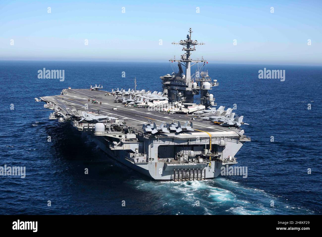 OCEANO PACIFICO (Nov. 11, 2021) USS Abraham Lincoln (CVN 72) transita nell'Oceano Pacifico. Abraham Lincoln sta conducendo le operazioni di routine nella terza flotta degli Stati Uniti. (STATI UNITI Foto Navy di Mass Communication Specialist Seaman Thaddeus Berry/Released) Foto Stock