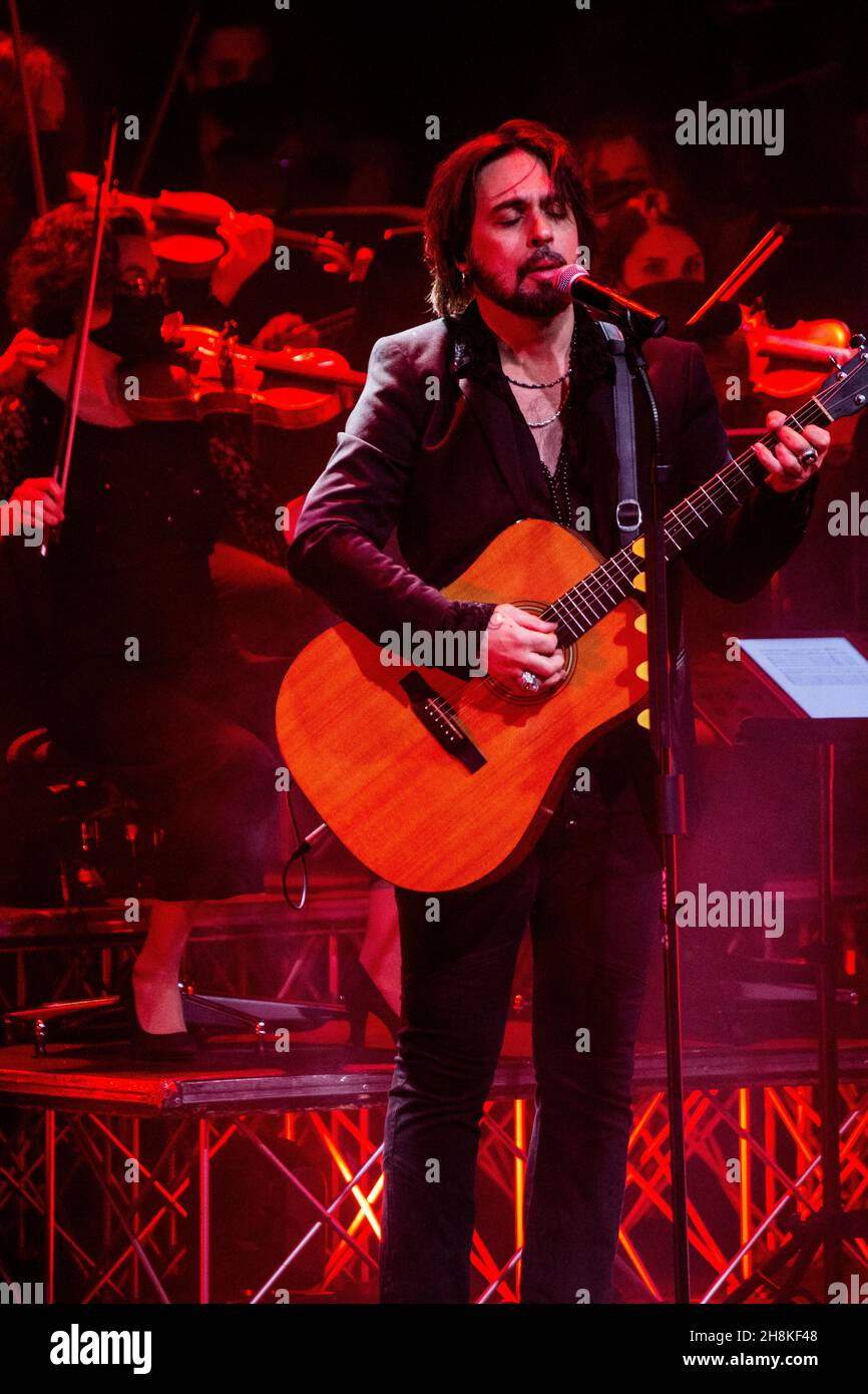 Milano Italia 30 novembre 2021 le Vibrazioni Live at Teatro Nazionale © Roberto Finizio / Alamy Foto Stock