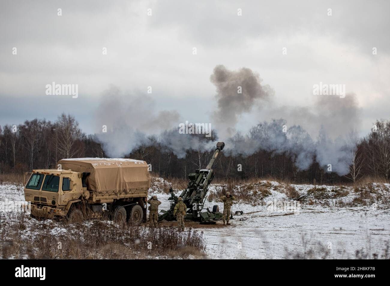 I soldati della Guardia Nazionale dell'Esercito degli Stati Uniti sparano l'howitzer M777 durante un'esercitazione US-Slovacca dal vivo di fuoco all'area di addestramento di Bemowo Piskie, Polonia, 30 novembre 2021. La batteria di Badger del Dark Rifle si è formata insieme al ventunesimo battaglione di howitzer semovente della Slovak Ground Force durante l'esercizio che migliora l'interoperabilità e la disponibilità alla lotta multinazionale a sostegno dell'alleanza NATO. (STATI UNITI Esercito foto di PFC. Jacob Bradford) Foto Stock