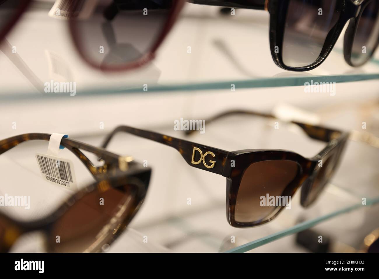 Gli occhiali da sole Dolce \u0026 Gabbana sono raffigurati per la vendita in un  Sunglass Hut, entrambi marchi di proprietà di EssilorLuxottica SA, a  Manhattan, New York City, Stati Uniti, novembre 30,