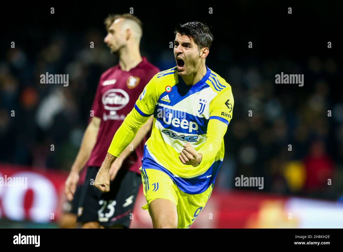 Alvaro Morata, il forward spagnolo della Juventus, festeggia dopo aver segnato un gol durante la Serie Una partita di calcio tra Salernitana e Juventus FC allo Stadio Arechi di Salerno, Italia meridionale, il 30 novembre 2021. Foto Stock