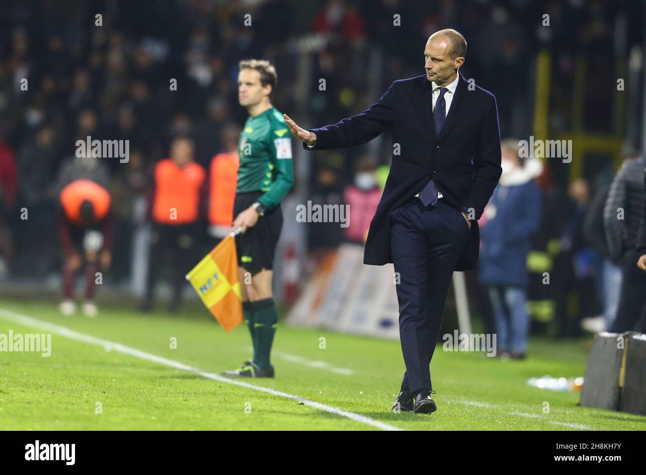 L'allenatore italiano della Juventus Massimiliano Allegri gesticulate durante la Serie Una partita di calcio tra Salernitana e Juventus FC allo Stadio Arechi di Salerno, Italia meridionale, il 30 novembre 2021. Foto Stock