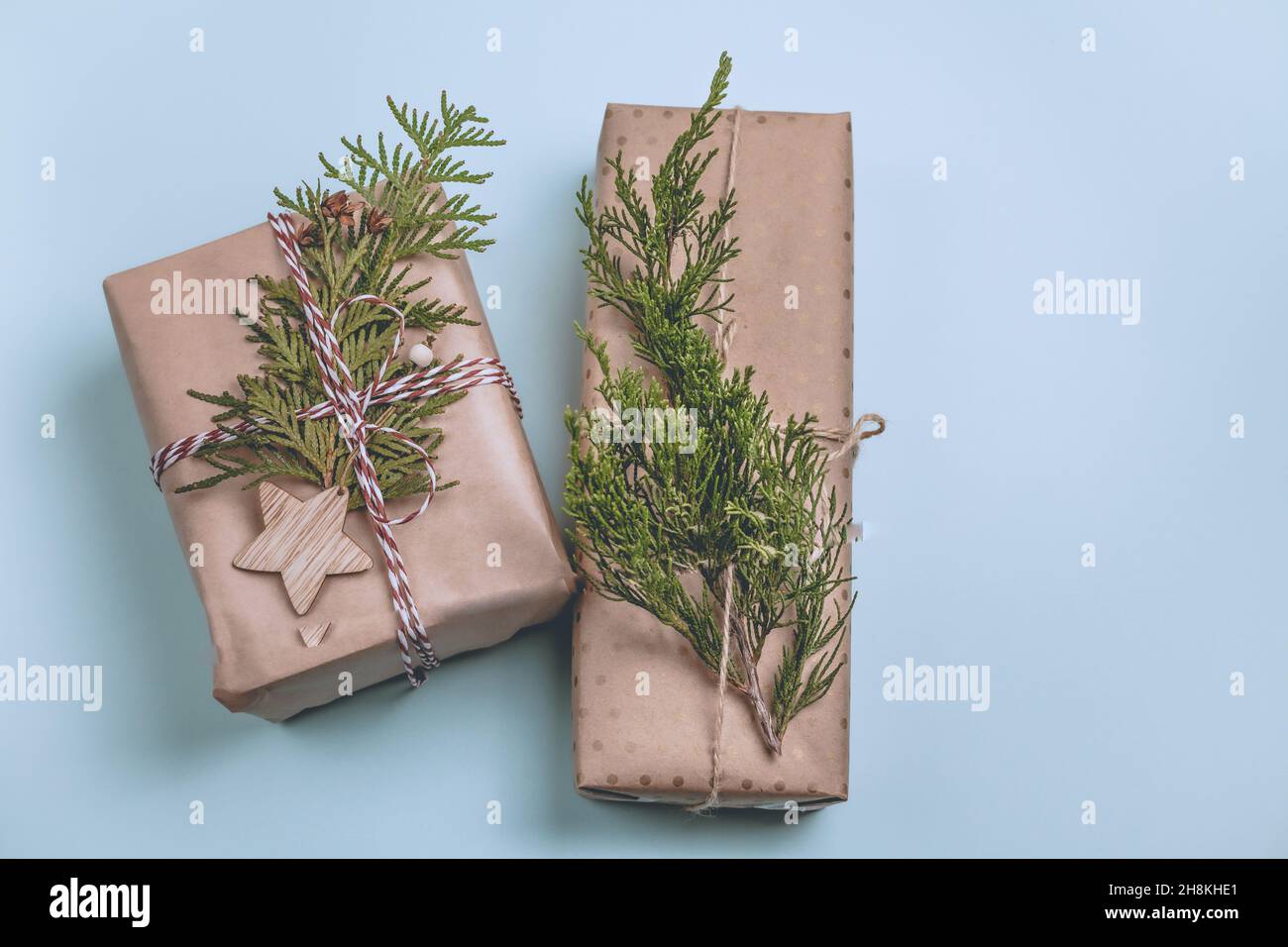 Nizza presenta avvolto in carta artigianale su sfondo di carta blu Foto Stock