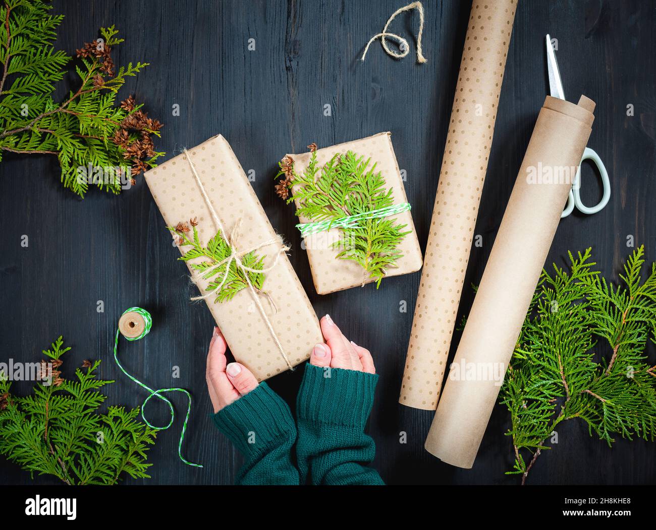 Confezioni regalo di Natale in carta artigianale Foto Stock
