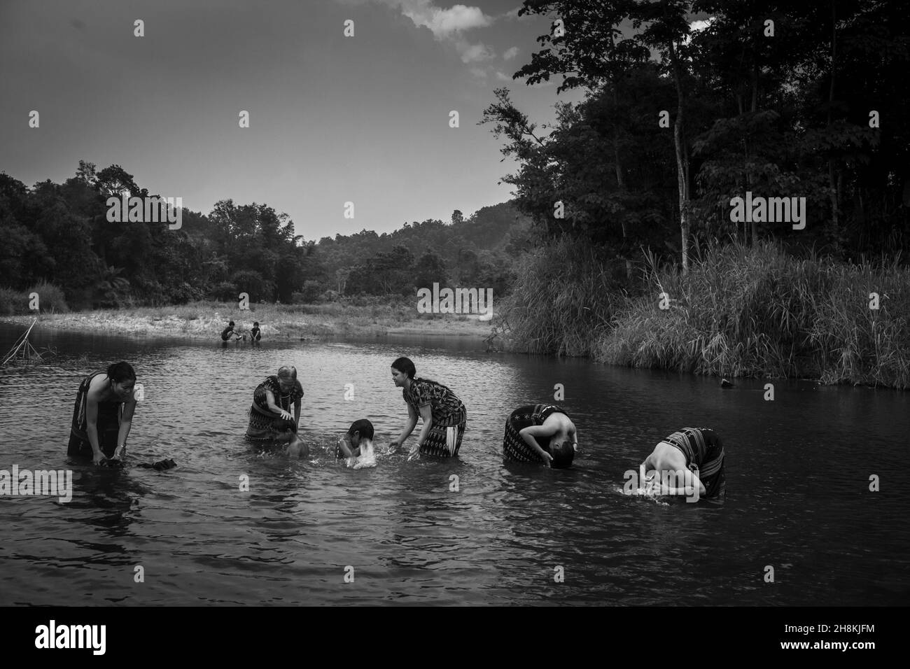 Ruscello balneazione per un lungo periodo, Katu persone a Dong Giang, Quang Nam dipendono dal flusso che scorre attraverso il villaggio per le loro attività quotidiane Foto Stock