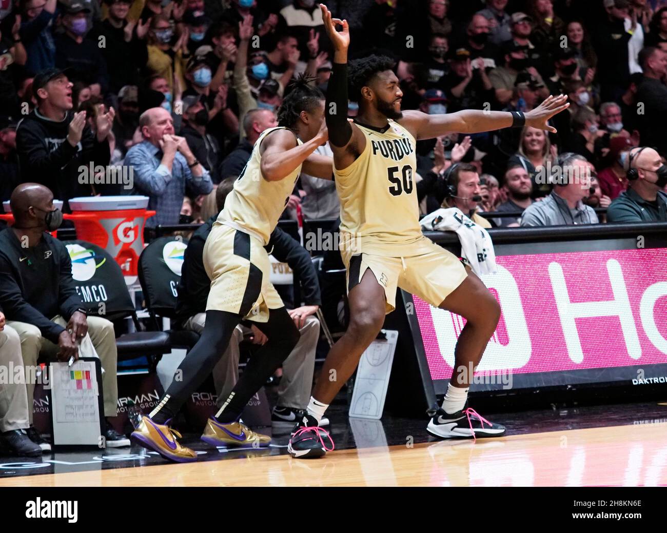 Novembre 30; West Lafayette, Indiana, USA; Purdue Boilermakers Forward Trevion Williams (50) e Purdue Boilermakers Guard Jaden Ivey (23) celebrano il grande gioco dei loro compagni di squadra nella seconda metà di una partita di basket tra i Florida state Seminoles e i Purdue Boilermakers alla Mackey Arena. Credito obbligatorio: Sandra Dukes/CSM. Foto Stock