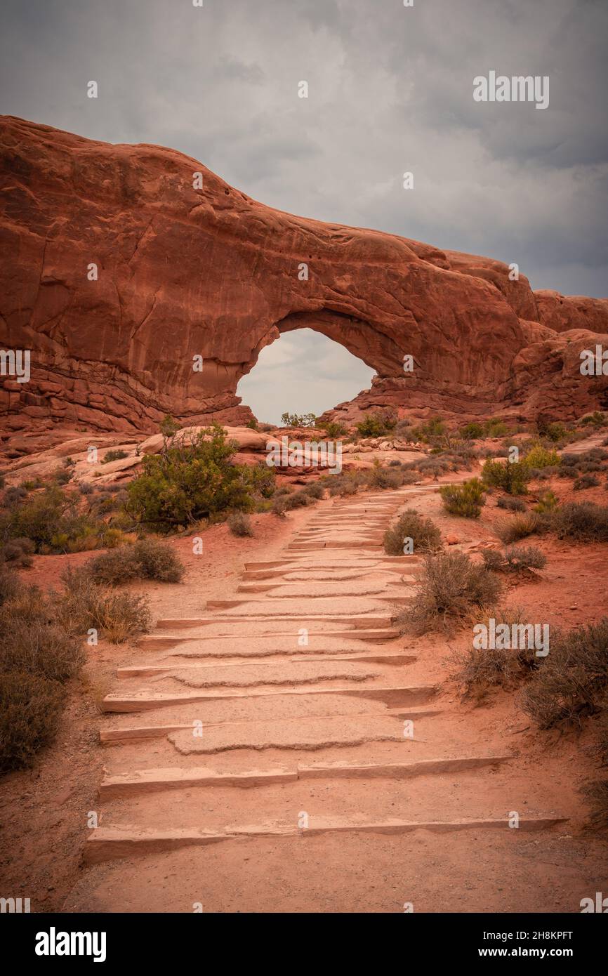 Vista del Turret Arch, nuvole di tempesta nel cielo nel Parco Nazionale Arches, Utah, USA Foto Stock