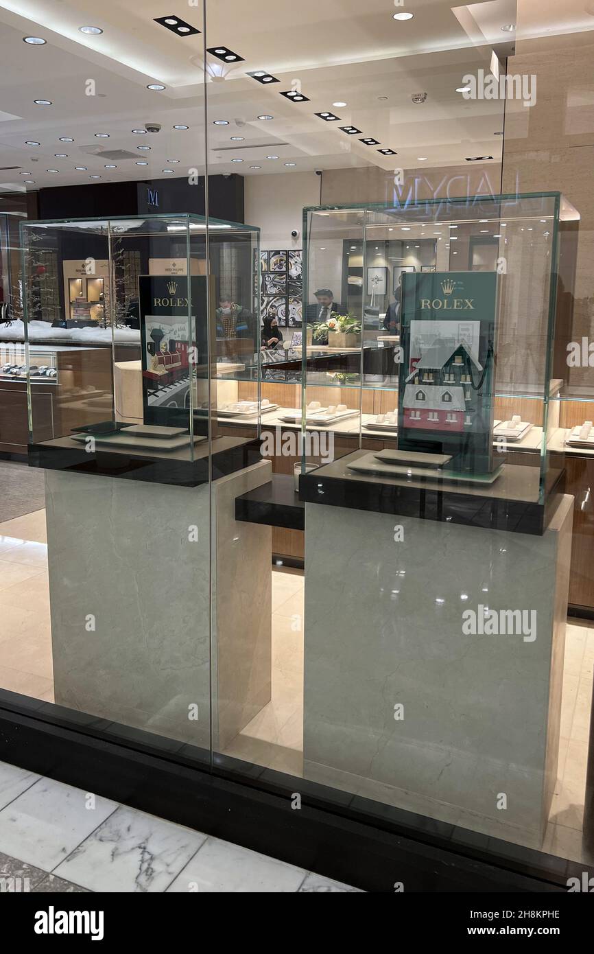 TYSONS CORNER, VA - NOVEMBRE 30: Liljenquist & Beckstead Jewelers of Tysons Galleria in Tysons Corner, Virginia rimuovere gli orologi Rolex dalle loro esposizioni a causa del rash di rapa e rapa che accade in tutti gli Stati Uniti il 30 Novembre 2021. Creidt: Mpi34/MediaPunch Foto Stock