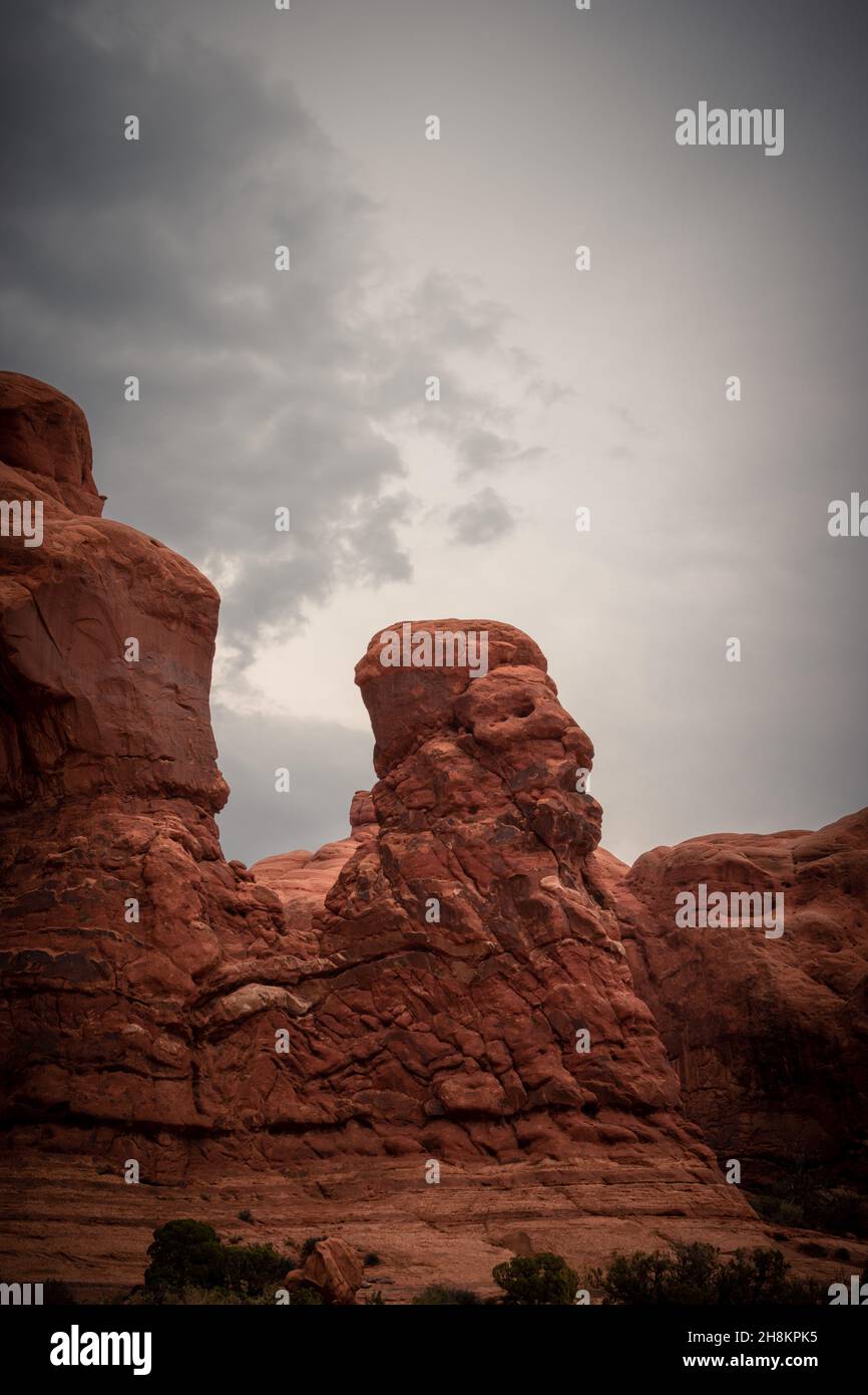 Vista del volto fatto con Red Rock, nuvole tempesta nel cielo, Arches National Park, Utah, USA Foto Stock