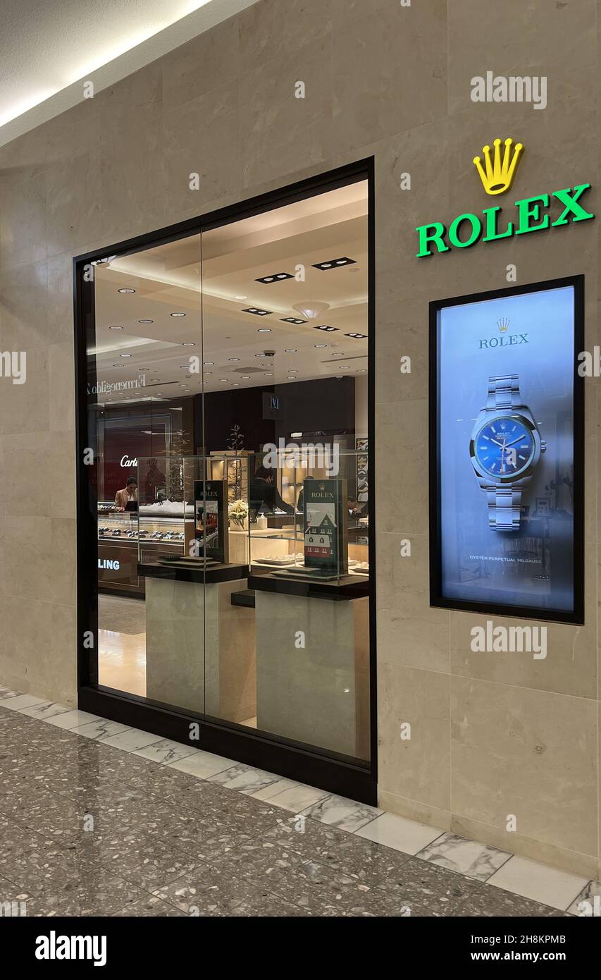 TYSONS CORNER, VA - NOVEMBRE 30: Liljenquist & Beckstead Jewelers of Tysons Galleria in Tysons Corner, Virginia rimuovere gli orologi Rolex dalle loro esposizioni a causa del rash di rapa e rapa che accade in tutti gli Stati Uniti il 30 Novembre 2021. Creidt: Mpi34/MediaPunch Foto Stock