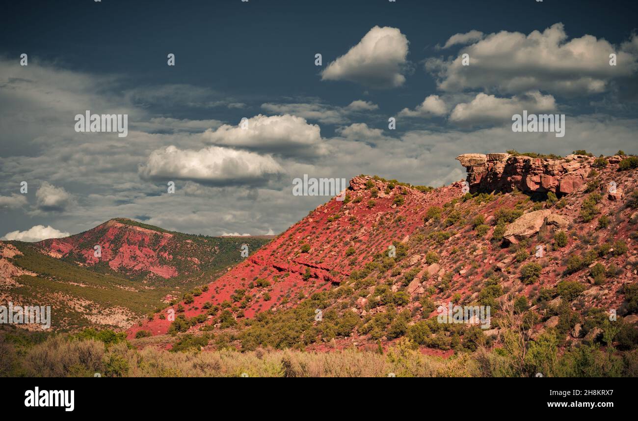La bella vista cielo nuvoloso, canyon rosso e verde in Colorado. Lo sfondo incredibilmente colorato Foto Stock