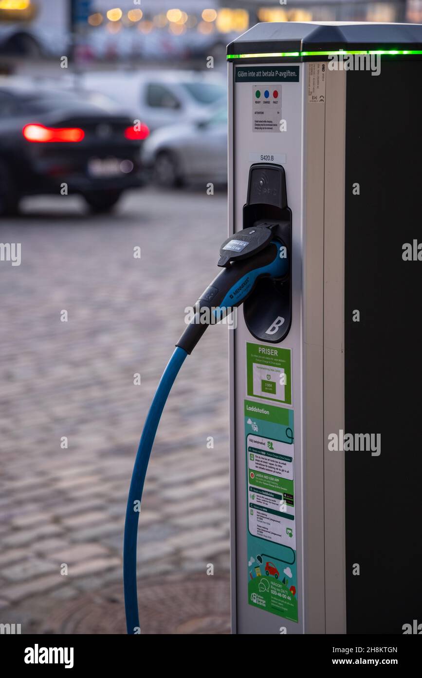 Punto di ricarica per auto elettriche in Svezia. Energia verde e emissioni zero. Foto Stock