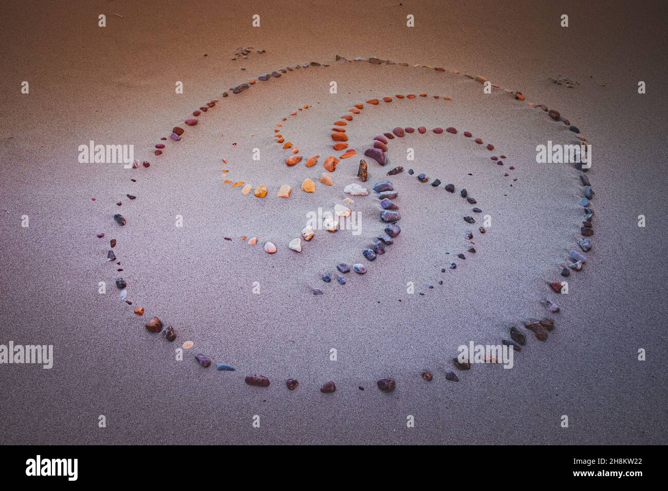 Ornamento a spirale fiancheggiato da pietre sulla sabbia in Echo Park Campground, Dinosaur Nation Monument, Utah e Colorado, USA Foto Stock