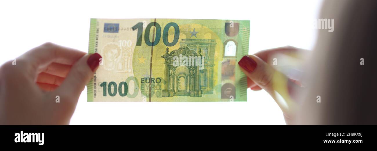 La donna controlla l'autenticità di un conto di centinaia di euro Foto Stock