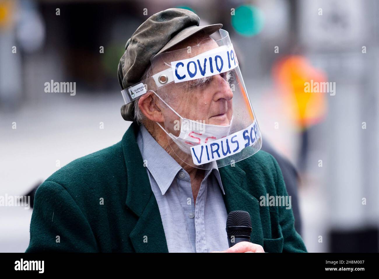 Un uomo anziano che indossa una maschera e uno schermo facciale è visto intervistare un altro membro del pubblico. I manifestanti chiedono di porre fine a “Stop the sale of Victoria”, gli organizzatori della manifestazione hanno dichiarato che questo evento avrebbe dovuto verificarsi a marzo. La Metropolitan Melbourne è stata soggetta a restrizioni di fase 4 dal 2 agosto 2020 con i residenti sotto gli ordini di soggiorno a casa a seguito di una seconda ondata di casi COVID-19 all'interno della comunità. (Foto di Mikko Robles/Speed Media) Foto Stock