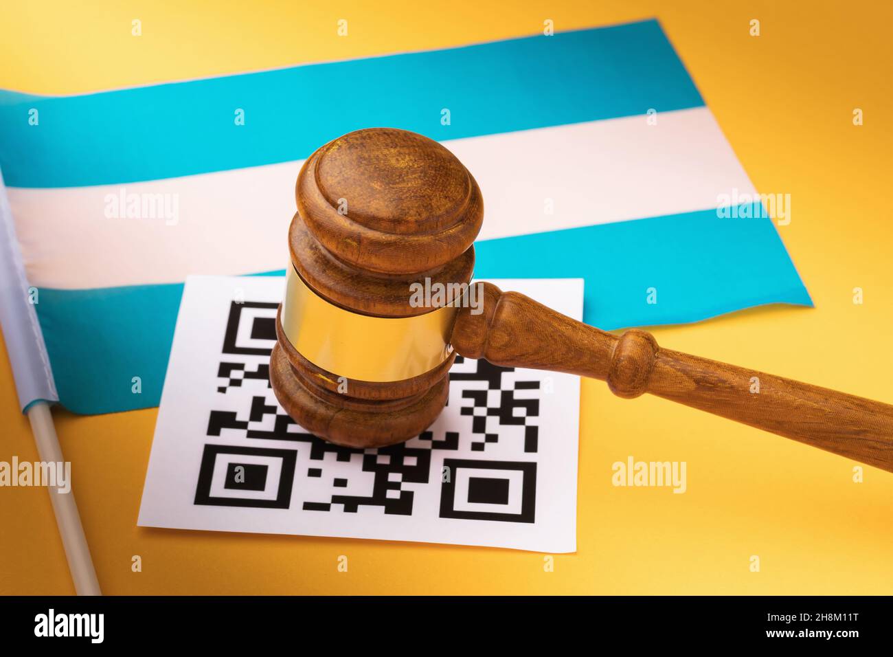 Giudice Gavel, scheda del codice a barre e bandiera argentina, concetto di punizione amministrativa per la violazione dei codici QR in Argentina Foto Stock