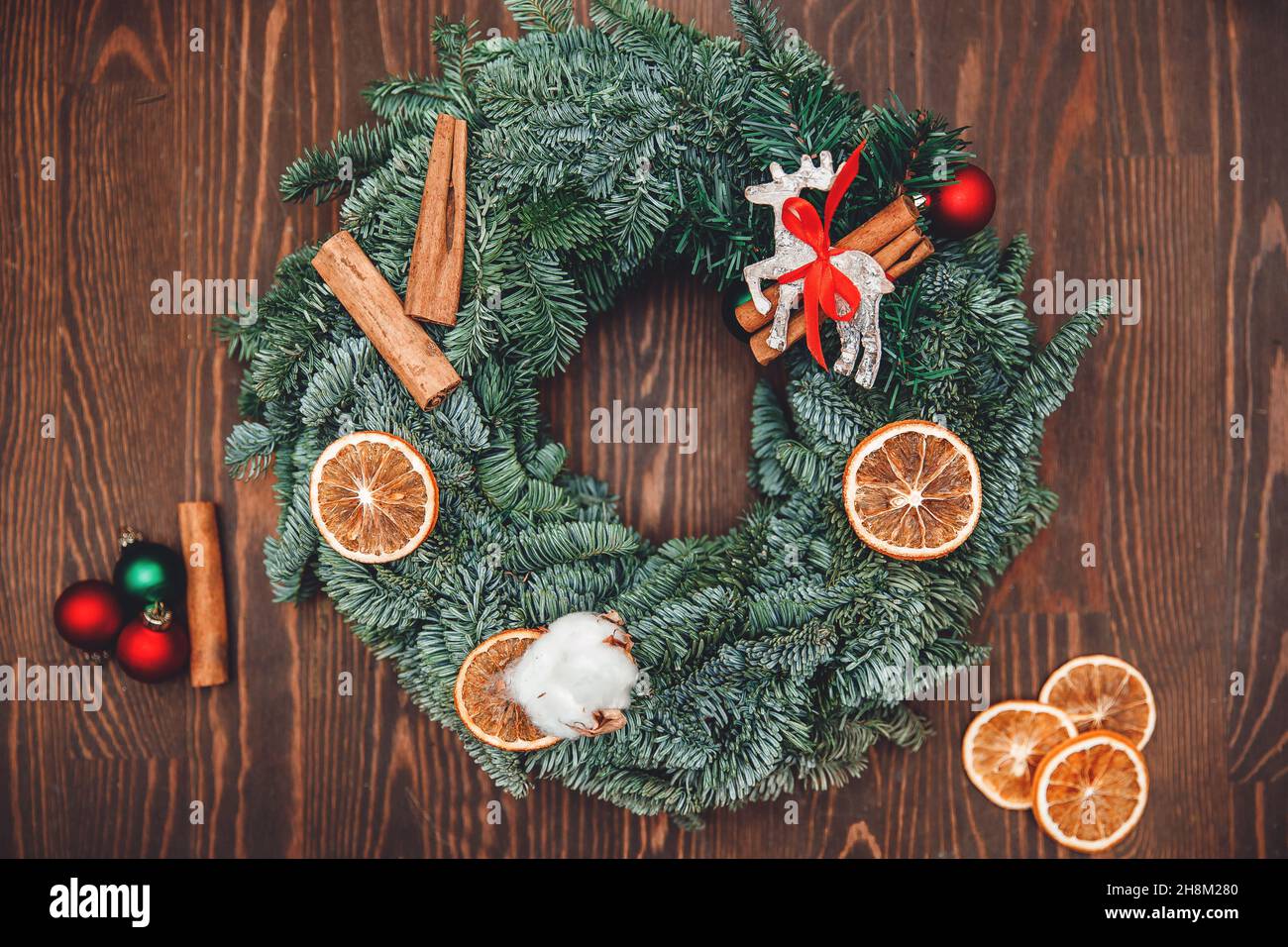 Ghirlanda di Natale su marrone tavolo in legno decorazioni di arance  essiccate, vista dall'alto Foto stock - Alamy