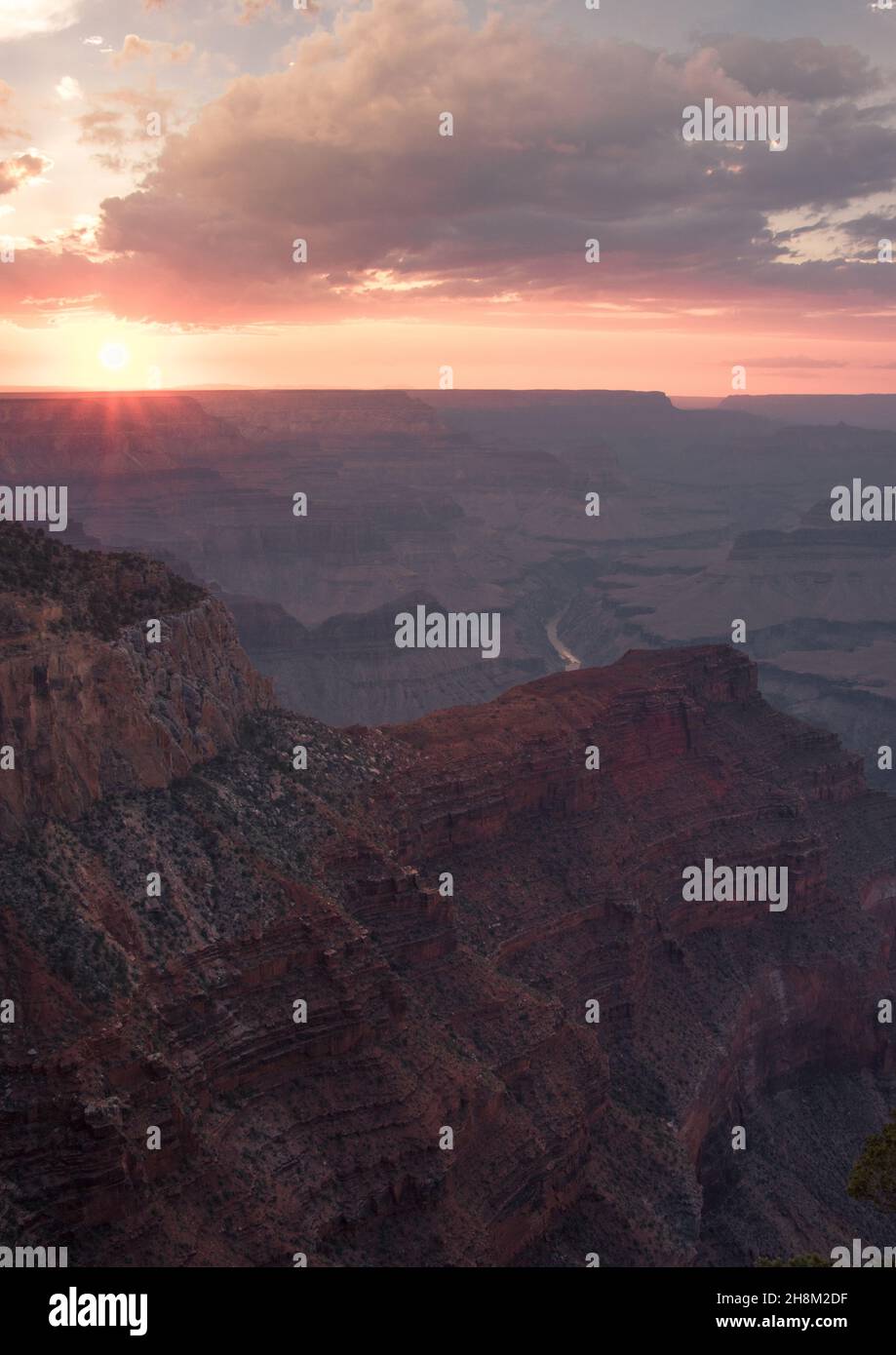 Tramonto perfetto con nuvole di tempesta nel Parco Nazionale del Grand Canyon, Arizona, Stati Uniti Foto Stock