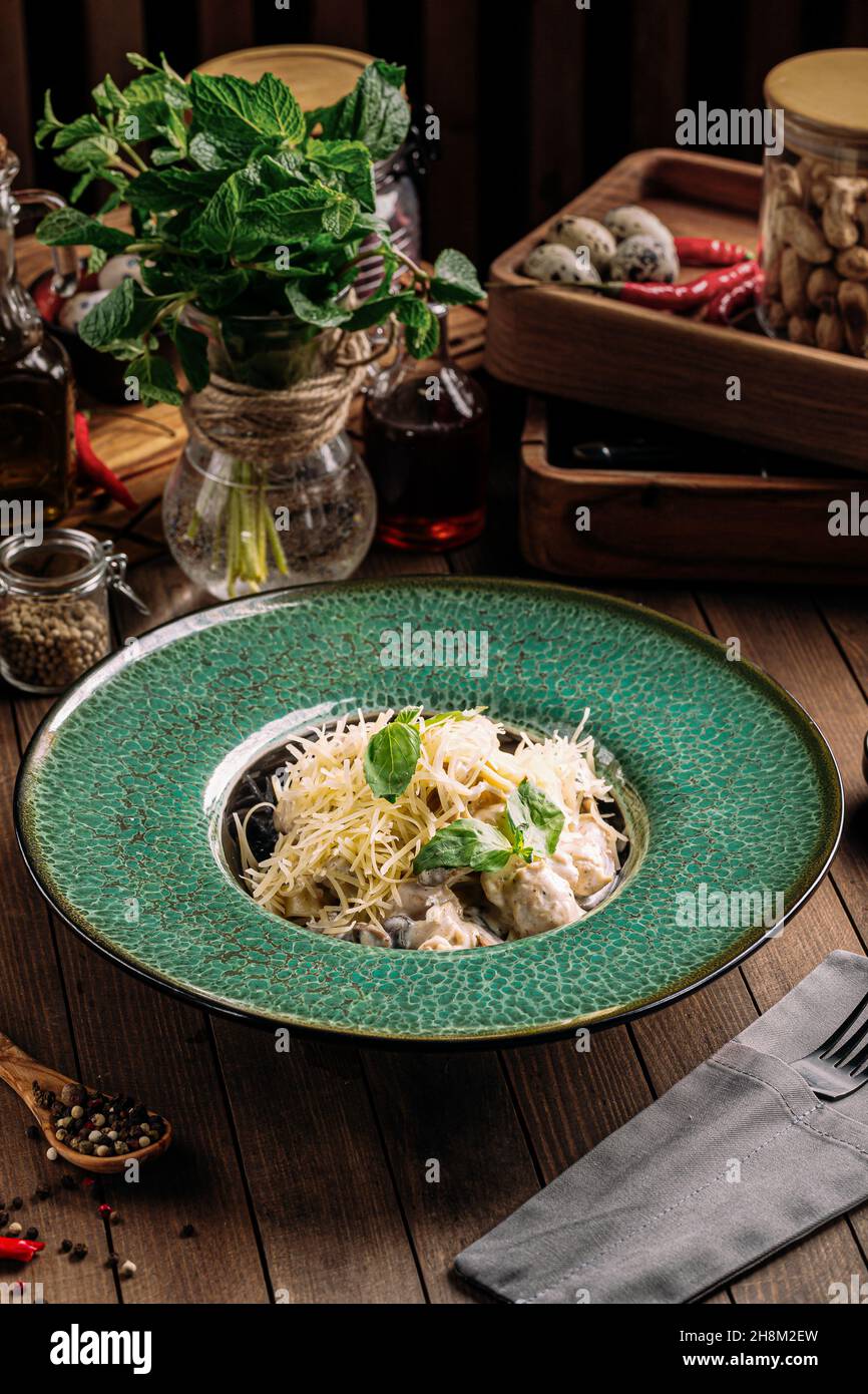 Fetuchini al sugo di panna con pollo e funghi Foto Stock