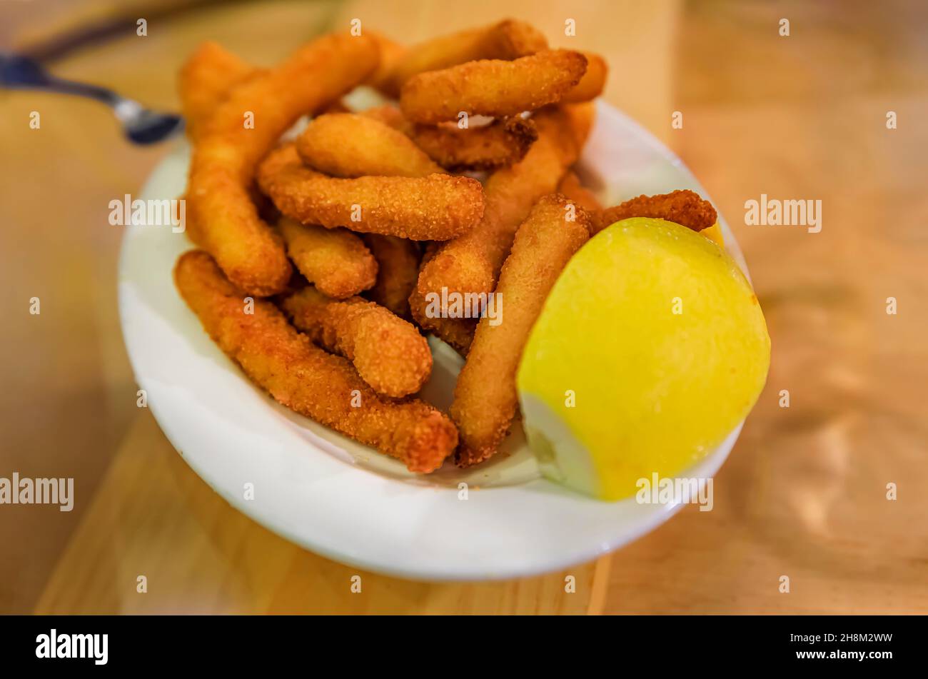 Un piatto di pintxos spagnoli tradizionali o tapas di calamari fritti con limone in un ristorante, San Sebastian Donostia, Paesi Baschi, Spagna Foto Stock