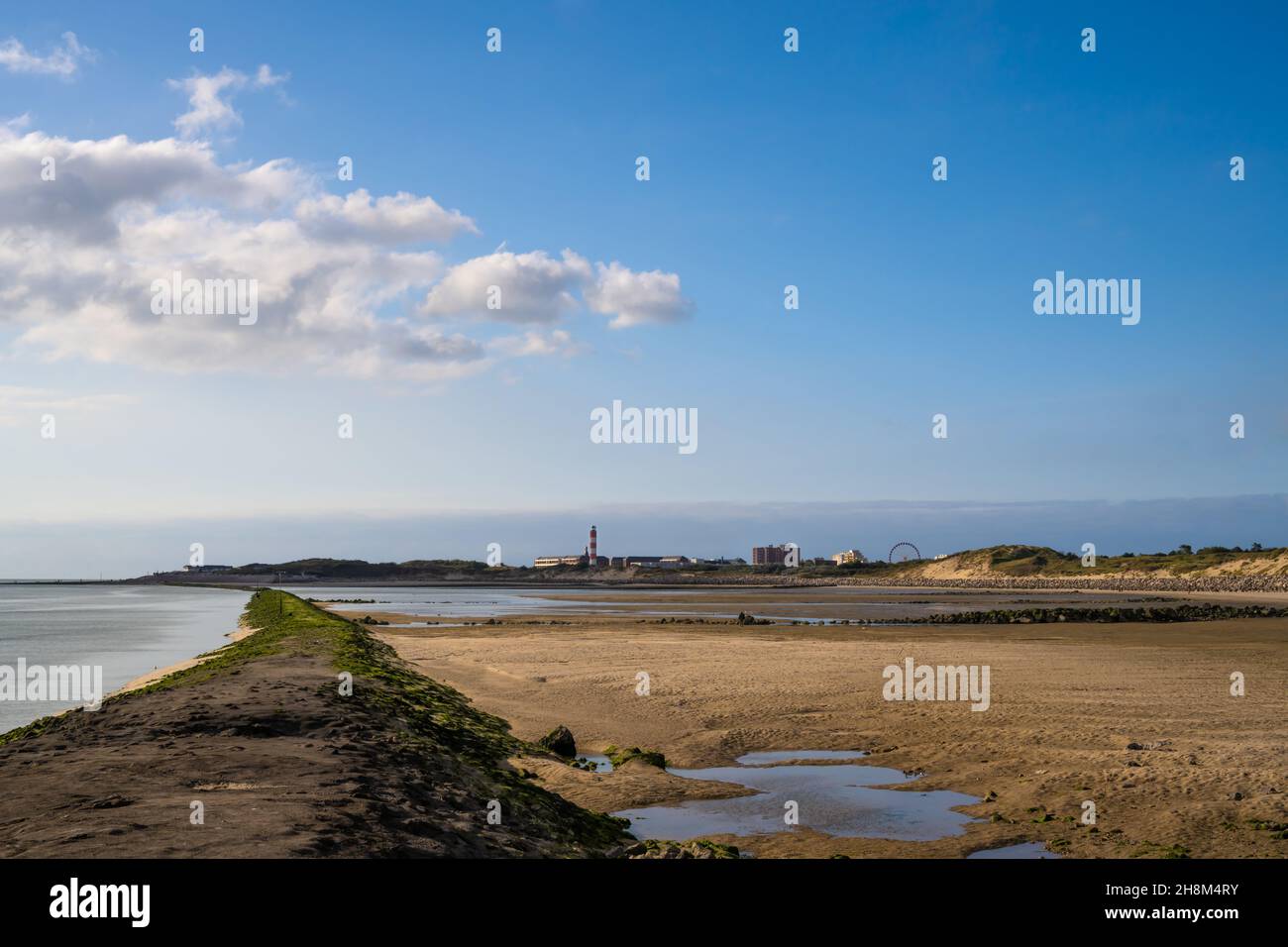 Vista panoramica di Berck sur mer nel nord della Francia. Causeway e spiaggia in primo piano. Foto Stock