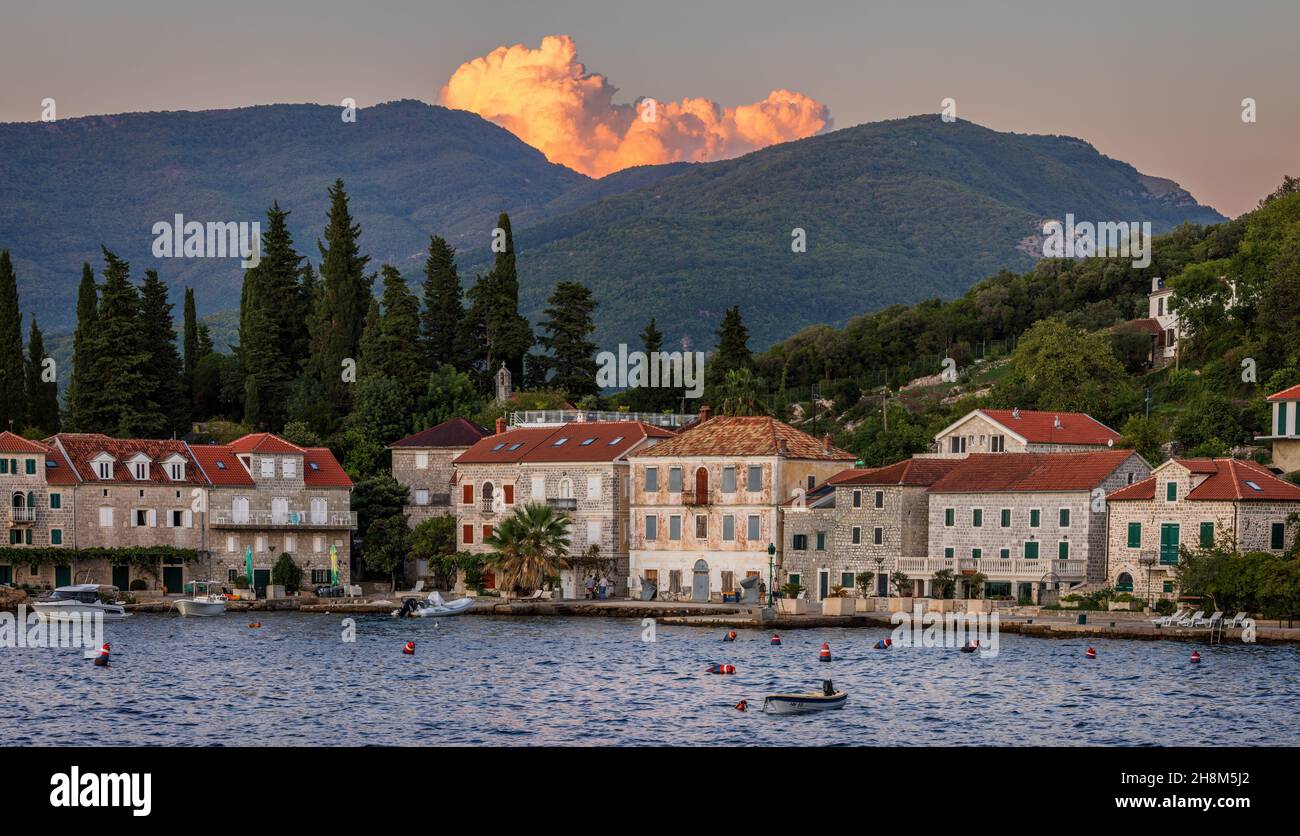 Rose Village è il porto più antico della baia di Boka e dell'intera costa montenegrina. Foto Stock