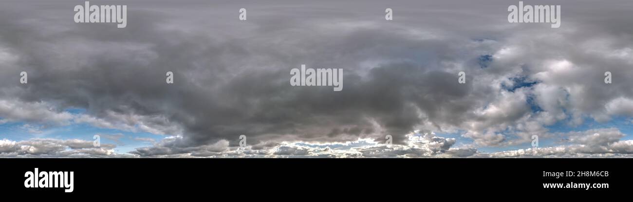 panorama hdri senza giunture angolo di 360 gradi vista cielo blu con belle nuvole di cumulo soffice con zenith per l'uso in grafica 3d o lo sviluppo di giochi come Foto Stock