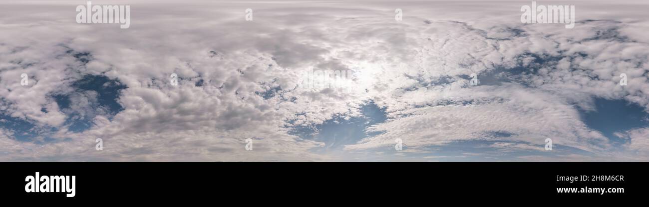 panorama hdri senza giunture angolo di 360 gradi vista cielo blu con belle nuvole di cumulo soffice con zenith per l'uso in grafica 3d o lo sviluppo di giochi come Foto Stock