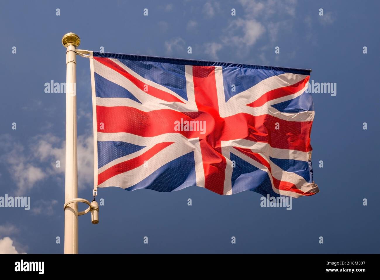 bandiera union jack su cielo blu Foto Stock