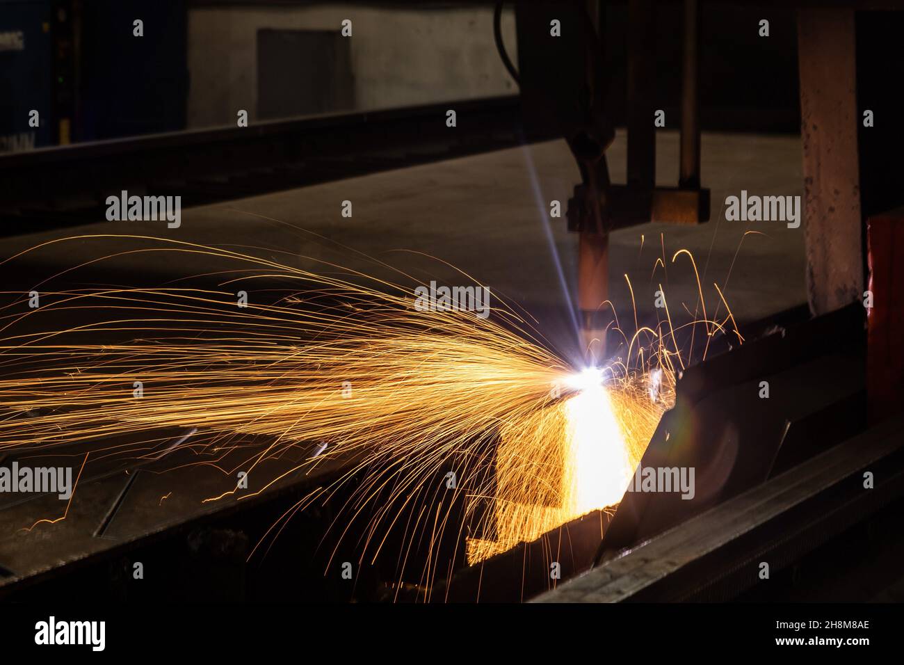 Saldatura al plasma e taglio di metalli nell'industria. Processi produttivi ad alta tecnologia presso lo stabilimento Foto Stock