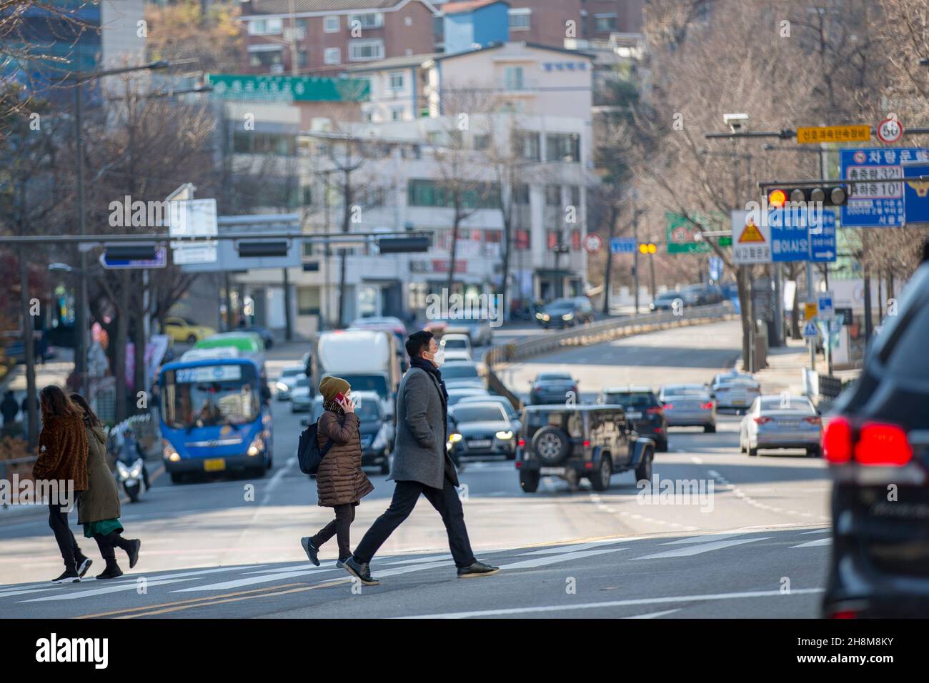 Seul, Corea del Sud. 1 dicembre 2021. Le persone che indossano maschere per il viso attraversano una strada a Seoul, Corea del Sud, 1 dicembre 2021. Il numero quotidiano di casi COVID-19 della Corea del Sud ha raggiunto un livello record, poiché il governo ha allentato le misure anti-pandemiche nel mezzo del tasso di vaccinazione più elevato, le autorità sanitarie hanno detto mercoledì. Secondo la Korea Disease Control and Prevention Agency (KDCA), il paese ha segnalato 5,123 ulteriori casi di COVID-19 a mezzanotte martedì rispetto a 24 ore fa, portando il numero totale di infezioni a 452,350. Credit: Wang Yiliang/Xinhua/Alamy Live News Foto Stock