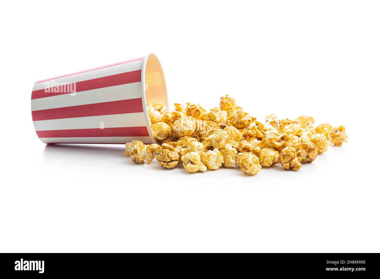 Popcorn caramello dolce in tazza di carta isolato su sfondo bianco. Foto Stock
