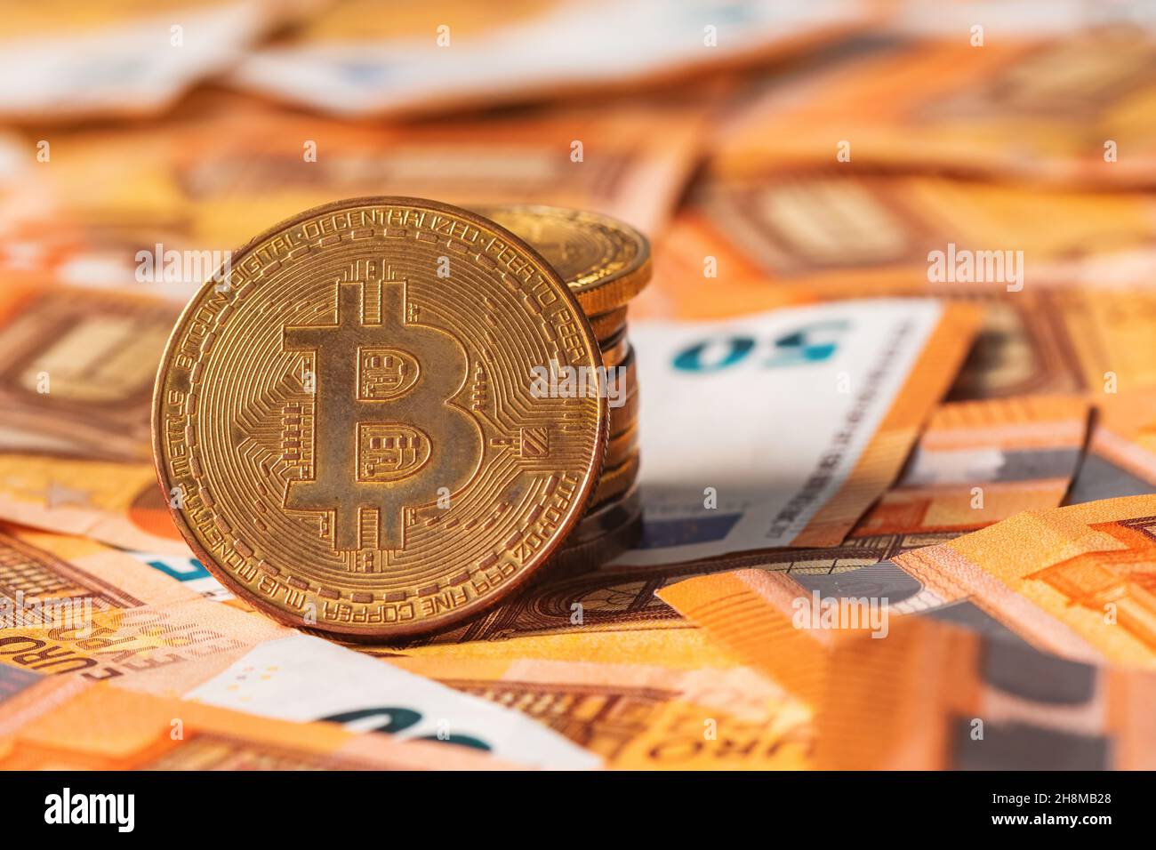 Monete in Bitcoin e banconote in euro per il concetto di cambio valuta, focus selettivo Foto Stock