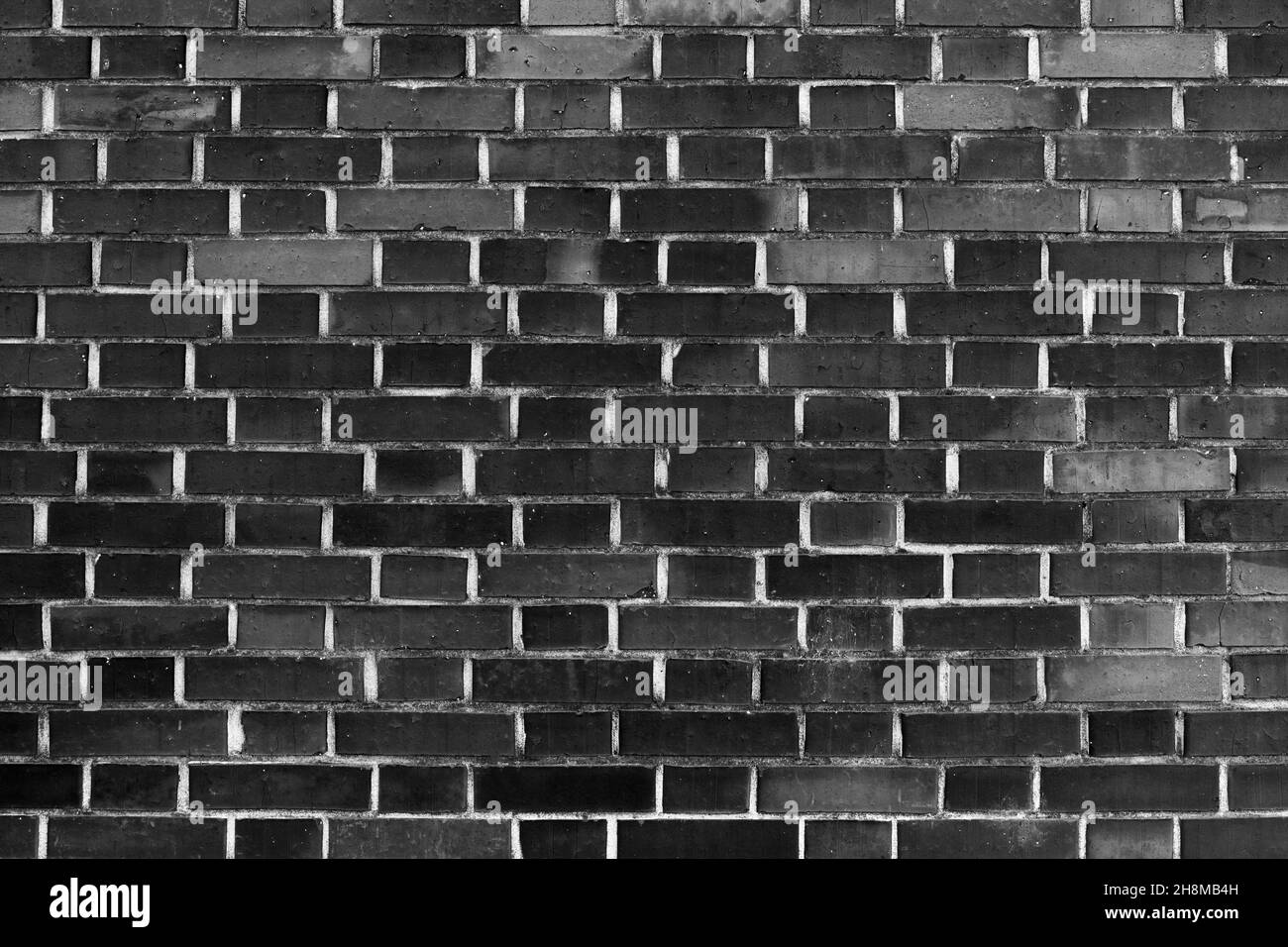 Tessuto bianco e nero di muro di mattoni come sfondo, vecchio muro danneggiato Foto Stock