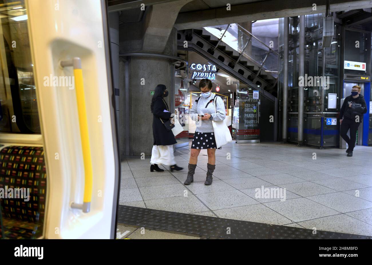 Londra, Inghilterra, Regno Unito. Piattaforma della stazione della metropolitana di Westminster Foto Stock
