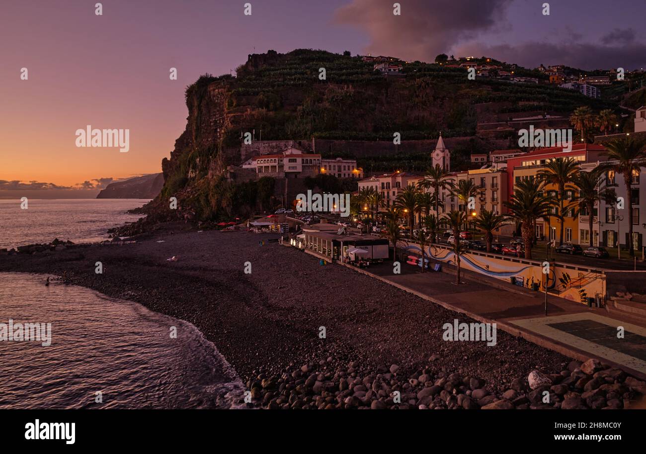 Villaggio di Ponta do sol, tramonto, isola di Madeira, Portogallo Foto Stock