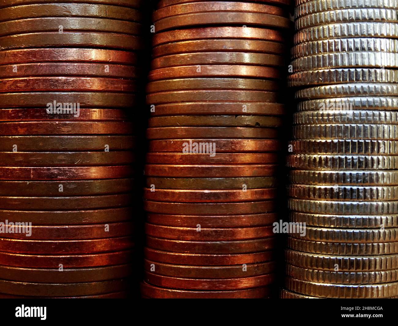 Uno sfondo composto da tre pile di monete Foto Stock