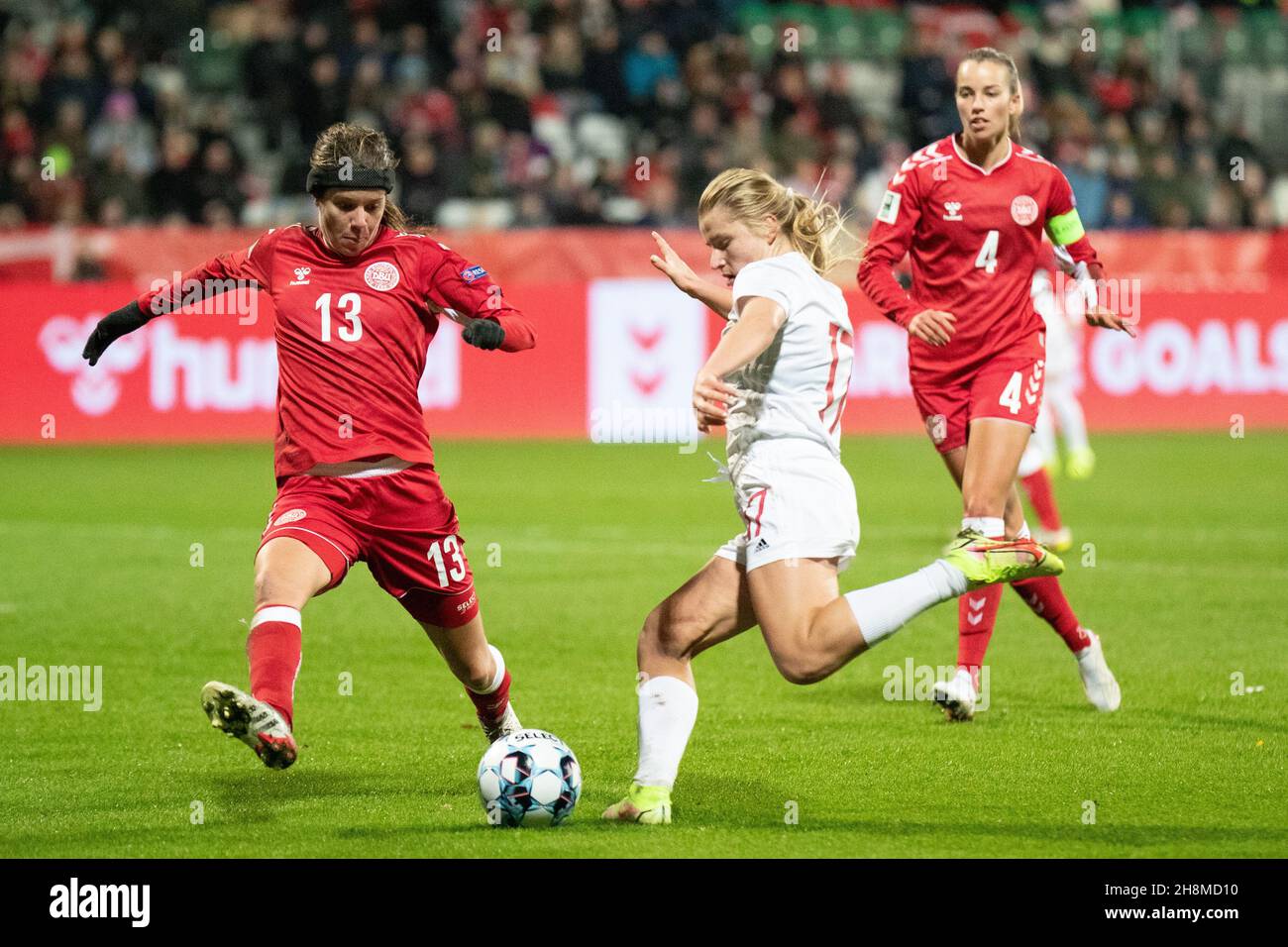 Viborg, Danimarca. 30 Nov 2021. Marina Fedorova (17) di Russia e Sofie Pedersen (13) di Danimarca si sono recati durante il Qualifier della Coppa del mondo delle Donne tra Danimarca e Russia allo Stadion di Viborg. (Photo Credit: Gonzales Photo/Alamy Live News Foto Stock