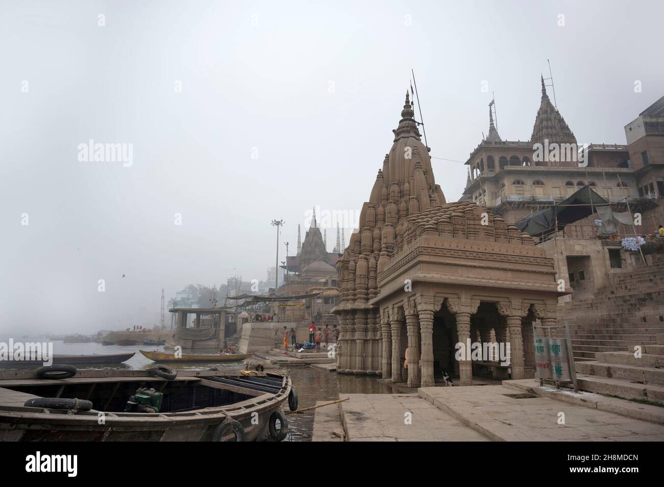 Ratneshwar Mahadev Mandir o tempio a Manikaran Ghat. Si inclina di 9 gradi verso la parte posteriore ed è sotto l'acqua la maggior parte dell'anno. Varanasi, Uttar Pradesh, Foto Stock