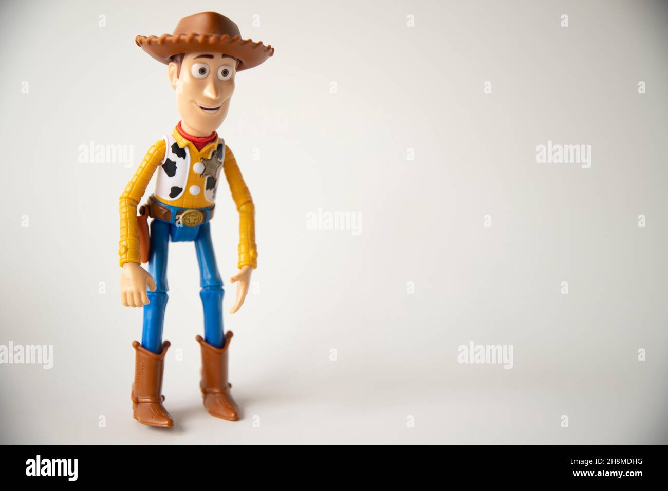 Eroe personaggio Woody giocattolo dal film Toy Story su sfondo bianco Foto Stock