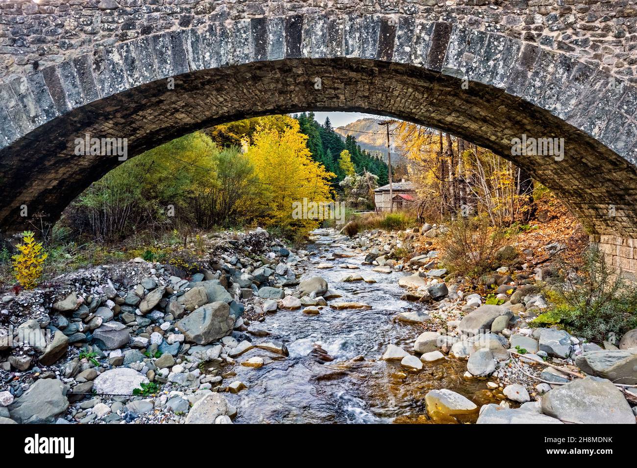 Il vecchio ponte Katouna in pietra nel villaggio di Krania, regione di Aspropotamos, Trikala, Tessaglia, Grecia. Foto Stock