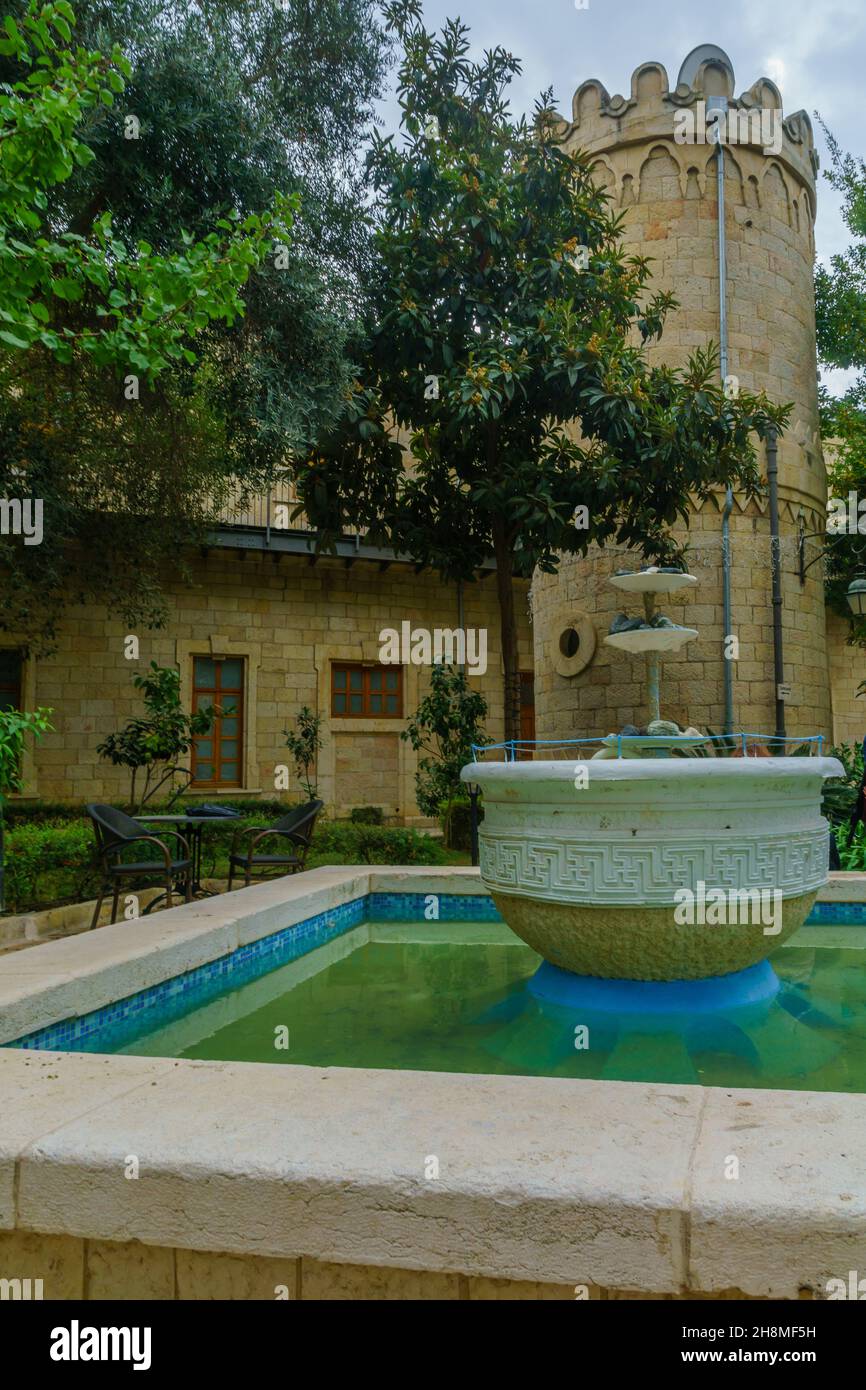 Gerusalemme, Israele - 19 novembre 2021: Vista del cortile Sergei, parte del compound russo, a Gerusalemme, Israele Foto Stock